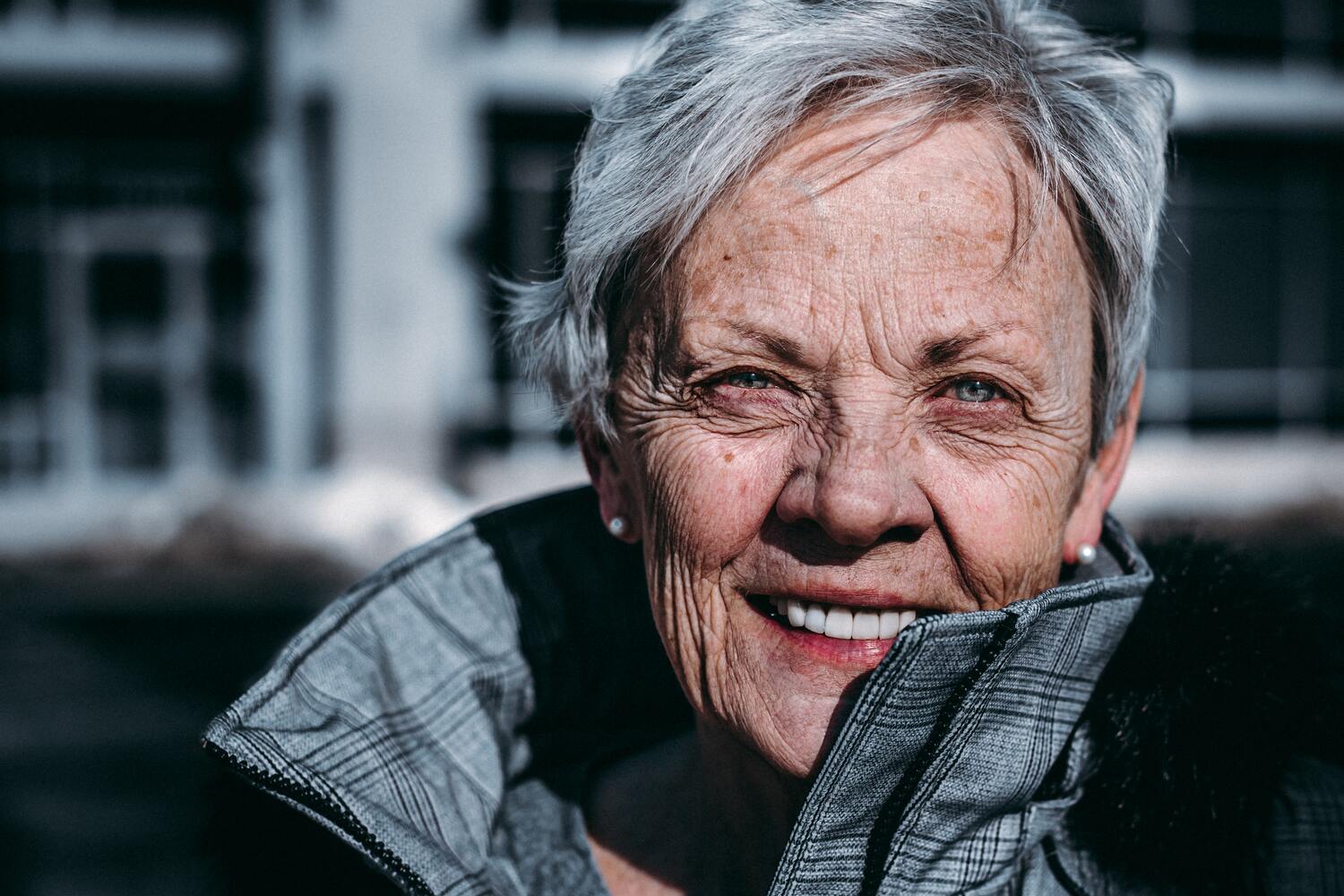 Portrait rapproché d'une femme agée aux cheveux gris